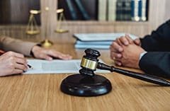 Yaralanmalı Maddi Tazminat Davalarında Dava Takibi ve Mahkeme İşlemleri: Adalet Yolunda Güçlü Adımlar